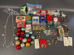 lot 131 image: Vtg & Modern Christmas Decor Lot Ornaments, Beads, Chimes