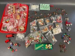 lot 132 image: Vintage & Modern Christmas Ornaments Mixed Lot
