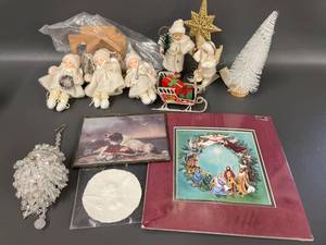 lot 134 image: Vintage Christmas Decor & Ornaments Collection