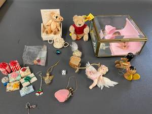 lot 137 image: Vintage Miniatures Lot with Steiff Bear Beveled Glass Box and Collectibles