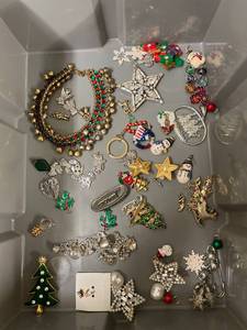 lot 139 image: Festive Christmas Holiday Jewelry Lot Necklace, Earrings & Brooches