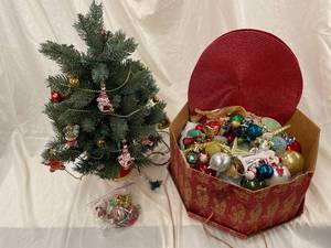 lot 142 image: VTG Christopher Radko Holiday Tree with Ornaments and Wreath Set