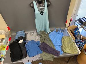 lot 92B image: Womens Clothing Lot Billabong Top