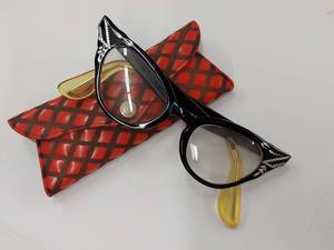 lot 44K image: Vintage Retro Cat Eye Glasses with Red Diamond Pattern Case