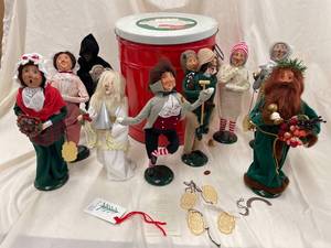 lot 52K image: Byers Choice Carolers Figurines Set A Christmas Carol