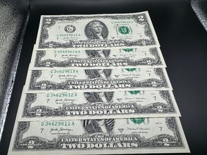 lot 59 image: Five Sequential Two Dollar Bills