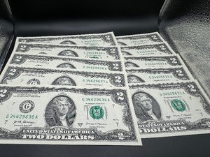 lot 70 image: Ten Sequential $2 Bills