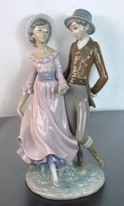 lot 107 image: VINTAGE FIGURINE