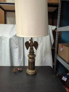 lot 9 image: Vintage Eagle Motif Table Lamp with Shade