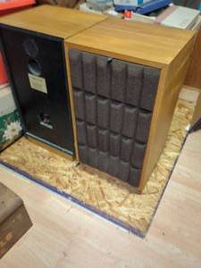 lot 13 image: Vintage Omega Hx Speaker System