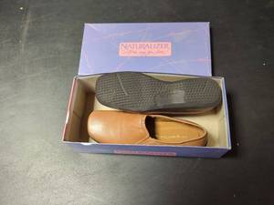 lot 22 image: Naturalizer Leather Flats - Size 7B