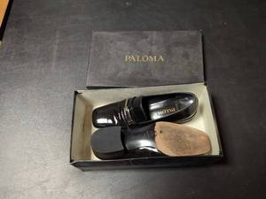lot 41 image: Paloma Patent Leather Dress Shoes Size 7 Medium with Original Box