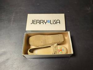 lot 44 image: Womens Jerry & Lisa Moccasin Slippers Size 6.5 M in Sahara