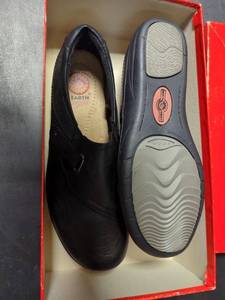 lot 48 image: Like New Earth Origins Womens Black Slip-On Shoes - Size 9