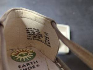 lot 53 image: Earth Shoes Womens Size 11 Slip-On Sandals in Good Condition