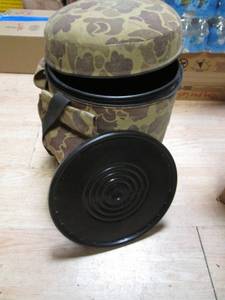 lot 71 image: Camo Pattern Insulated Trash Can with Lid