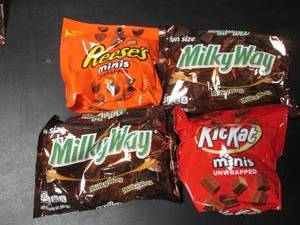 lot 115 image: Mixed Collection of Unwrapped Mini Candy Bags - Milky Way, Reeses, Kit Kat