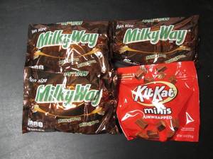 lot 117 image: Bulk Pack of Fun Size Milky Way and Kit Kat Minis Candy