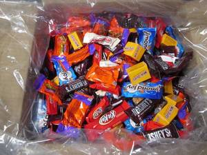 lot 129 image: Large Assortment of Mixed Chocolate Candies - 15 lbs