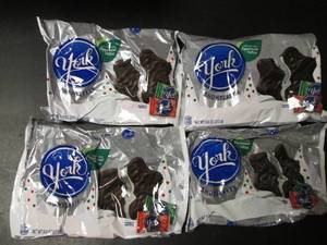lot 156 image: Set of 4 York Peppermint Pattie Snowflakes