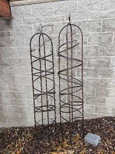 lot 20 image: Tall Iron Garden Obelisk Trellis Set  6.5