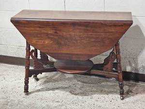 lot 81 image: Spoon Carved Dropleaf Parlor Table