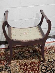 lot 122 image: Antique Chippendale Vanity Bench