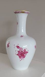 lot 12A image: Herend Porcelain Handpainted Apponyi Chinese Bouquet Raspberry Vase 7086ap