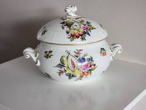 lot 13A image: Herend Rothschild Soup Tureen 28BFR
