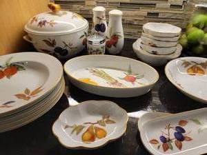 lot 31 image: Royal Worcester Evesham Chinaware Service  20 pieces