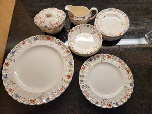 lot 32 image: Copeland Spode Wicker Dale Chinaware Service  18 pieces