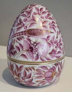 lot 12 image: Herend Porcelain Pink Dynasty Egg Box