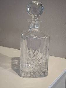 lot 28 image: Gracious Square Crystal Decanter Bottle