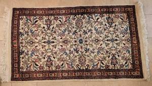 lot 25 image: Oriental 100% Wool Area Rug  Cream, 63 x 37