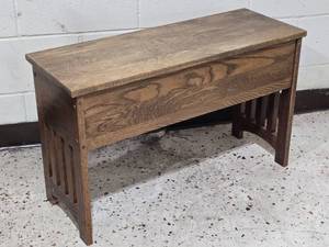 lot 103 image: Brilliant Mission Style Storage Bench