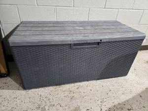 lot 125 image: Sturdy Grey Plastic Outdoor  Patio Storage Crate