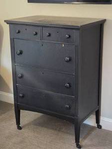 lot 99 image: Weathered Dark Finish 5 Drawer Dresser