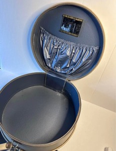 lot 43 image: Vintage round train case hat box travel case