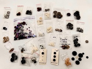 lot 103 image: vintage buttons bundle