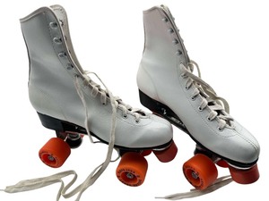 lot 123 image: Vintage Size 9 Roller Skates with Carrying Case