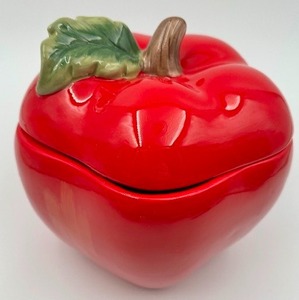 lot 192 image: Red Apple Cookie Jar Home Decor