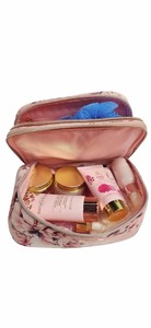 lot 96 image: pamper toiletry travel bag