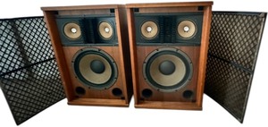 lot 1 image: Vintage Sansui Sp-2500 Stereo Speakers