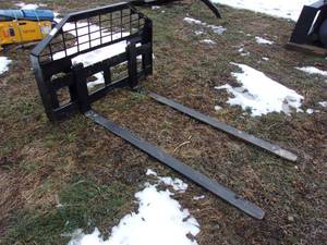 GIYI Skid Steer Mount 60 Pallet Forks (UNUSED)