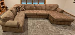 lot 51 image: Ashley Furniture Sectional Sofa with Chaise