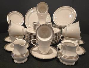 lot 29 image: Pickard Geneva China Dinnerware