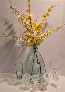 lot 134 image: Lovely Vase Collection