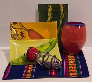 lot 136 image: Vibrant Home Decor Grouping