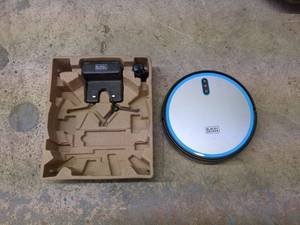 lot 153 image: u1 - BlackDecker Robo Series Robot Vacuum with Mapping Technology