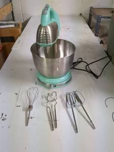 lot 170 image: v3 - Hamilton Beach Stand Mixer with Mixing Bowl and Attachments
